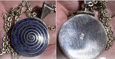 Colgante Pachamama Plata de Ley 950 Incrustación de Piedra de Sodalita y Cadena 950