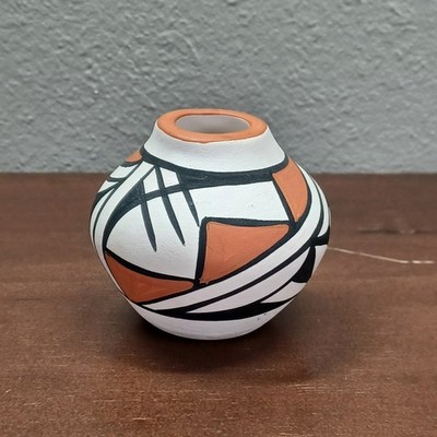 Isleta Pueblo NM Small 2½'' Jar Pot Native American Pottery Signed E. Olguin