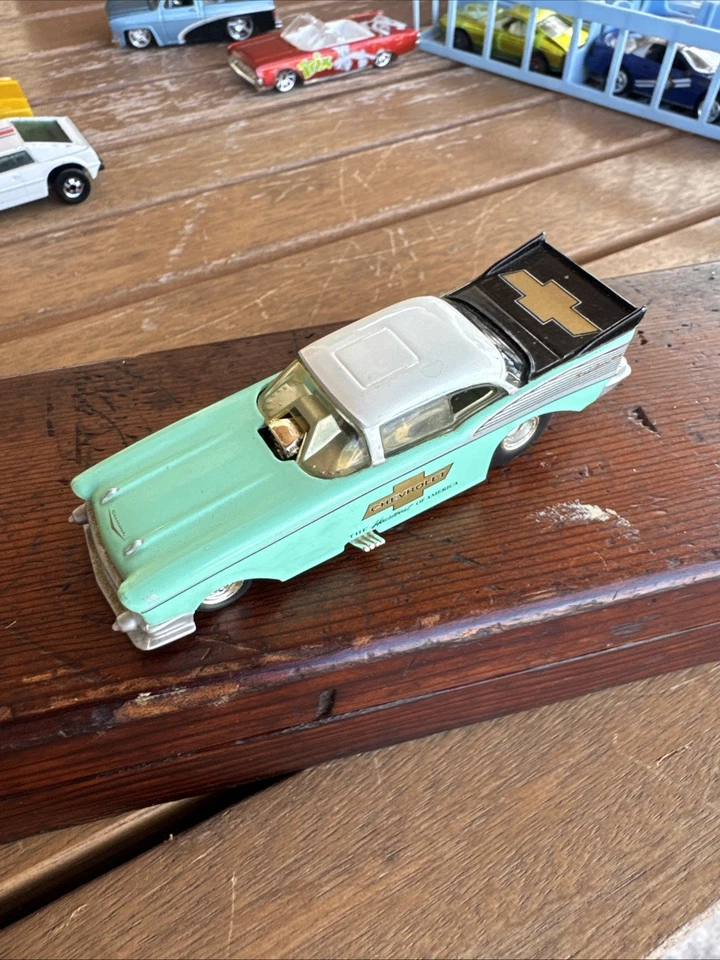 Coche divertido Chevy Hot Wheels 57 - CASI COMO NUEVO - pilotos reales vintage Foto 2 de 4