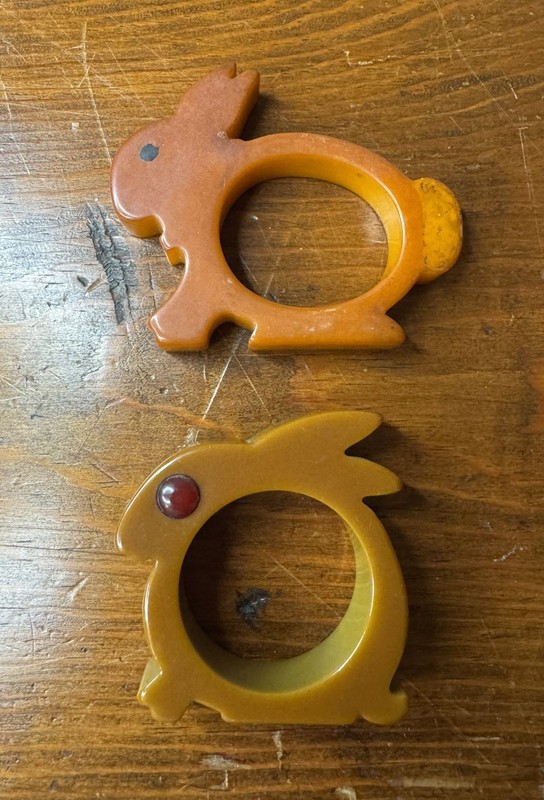 2 VINTAGE 1950S BAKELITE RABBIT BUNNY NAPKIN RINGS