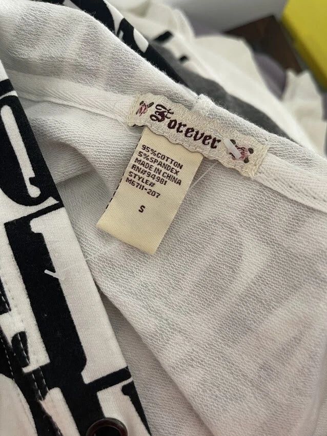 Moletom com capuz Forever 21 feminino zíper completo manga curta preto/branco tamanho P - Imagem 4 de 4