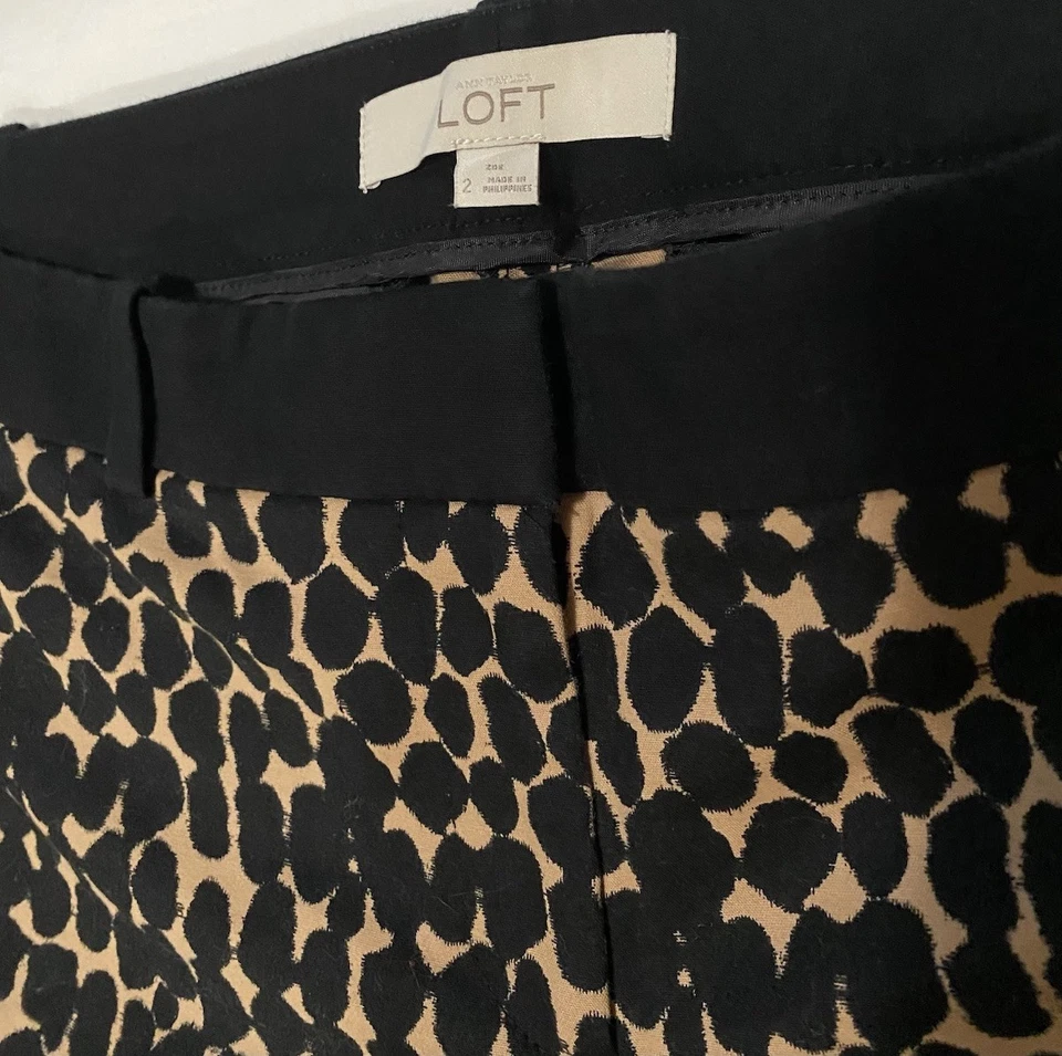 Pantalones al tobillo ajustados Ann Taylor Loft para mujer talla 2 Zoe con estampado de animales manchados Foto 3 de 4
