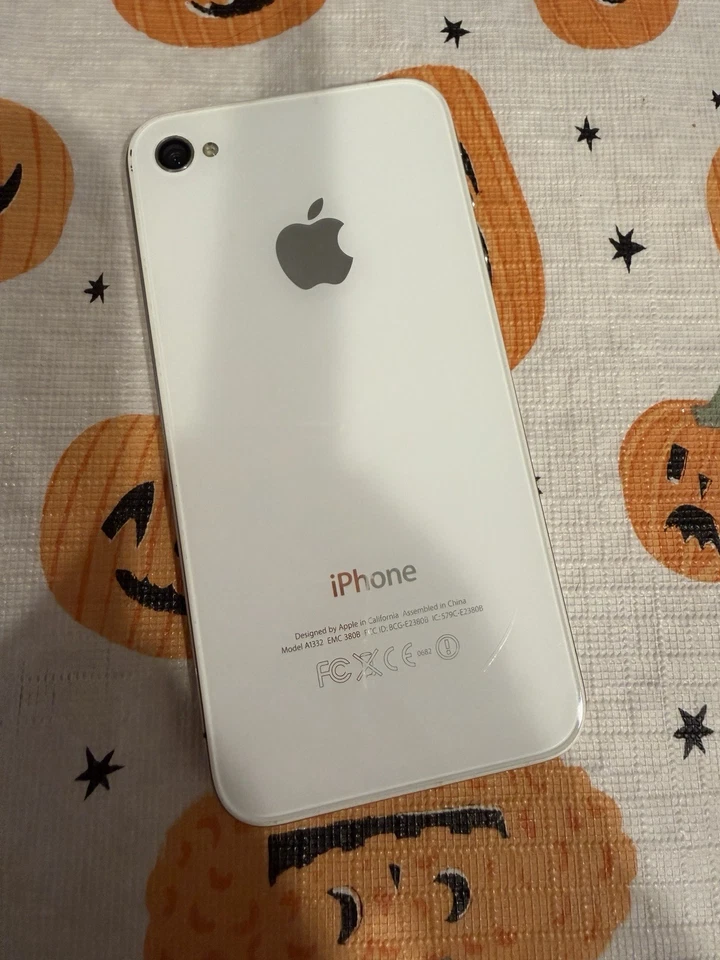 Apple iPhone 4 8GB White AT&T iOS 6.1.2 - Image 2 of 4