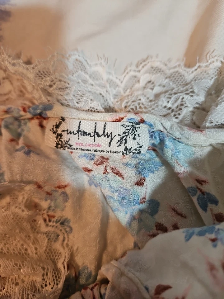 Paquete Free People Body Mujer Talla Mediana Crema Floral y Bralette Foto 2 de 4