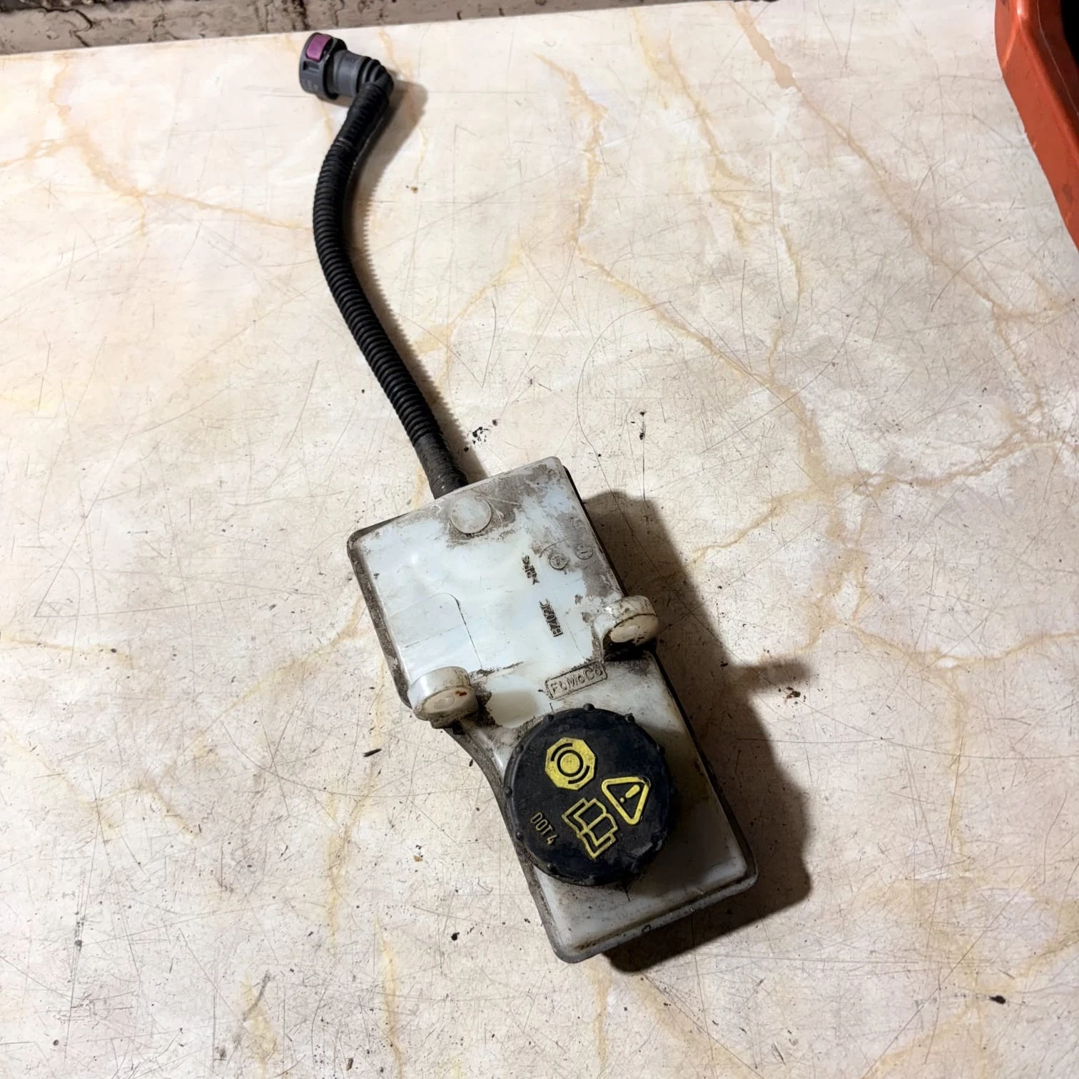 Brake fluid reservoir EV61-2K478-FA - photo 1