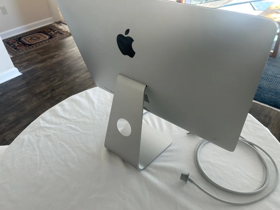 Apple iMac 21.5 de finales de 2015 con pantalla Retina 4k con Magic Trackpad Foto 4 de 4