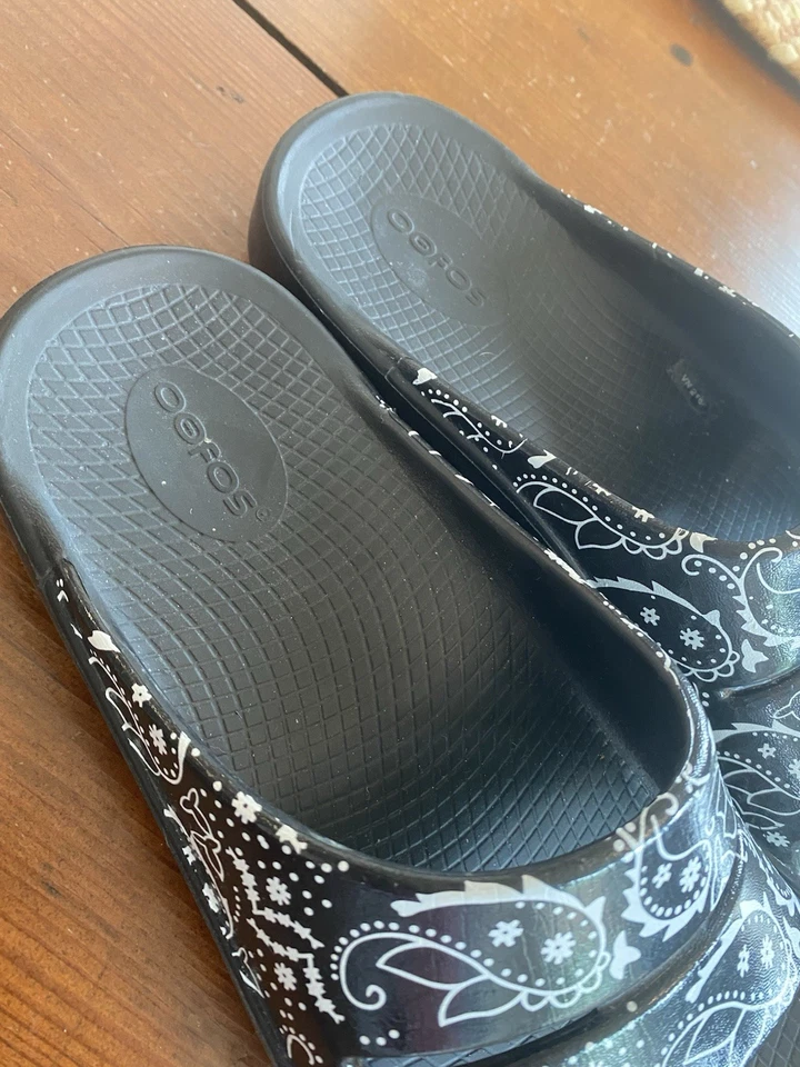 OOFOS Slip On Sandals Size 8 (men) Size 10 (women) Black Paisley Floral - Image 3 of 4