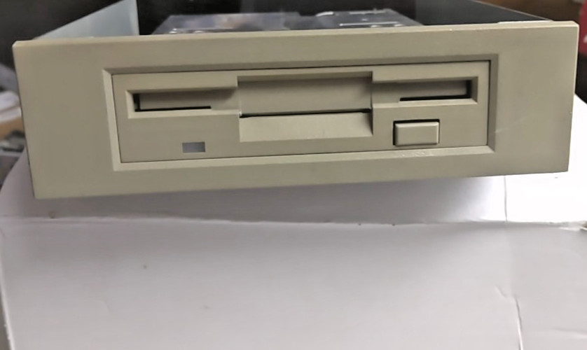 [TESTATO] Lettore Floppy Disk Drive 3,5'' 720KB con frame e connettore da 5.25"