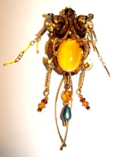 VINTAGE DESIGNER MADE LIZTECH BEETLE SCARAB BUG BROOCH GOLD TONE