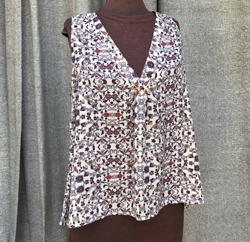 Lush Womens Tie Front V-Neck Sleeveless Floral Blue Pink Top Blouse Size Small