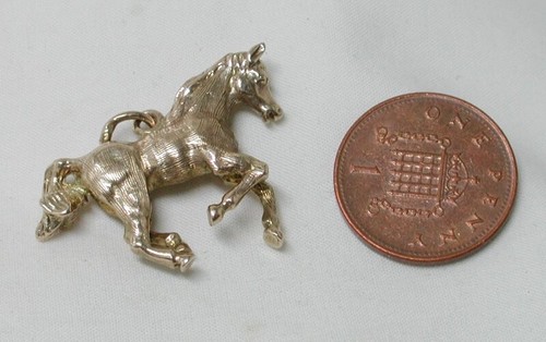 9ct Gold Galloping Horse Large Solid Heavy Charm 1960's Vintage 22794 - Picture 3 of 4