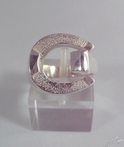 Ein Ring Aus Eisen Und NäGeln, Handgefertigt In Sterlingsilber Luce-image