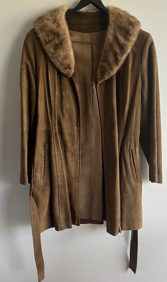 Casaco de couro vintage anos 70 Penny Lane camurça acabamento de pele marrom frente aberta forrado com cinto tamanho 16 - Imagem 2 de 4