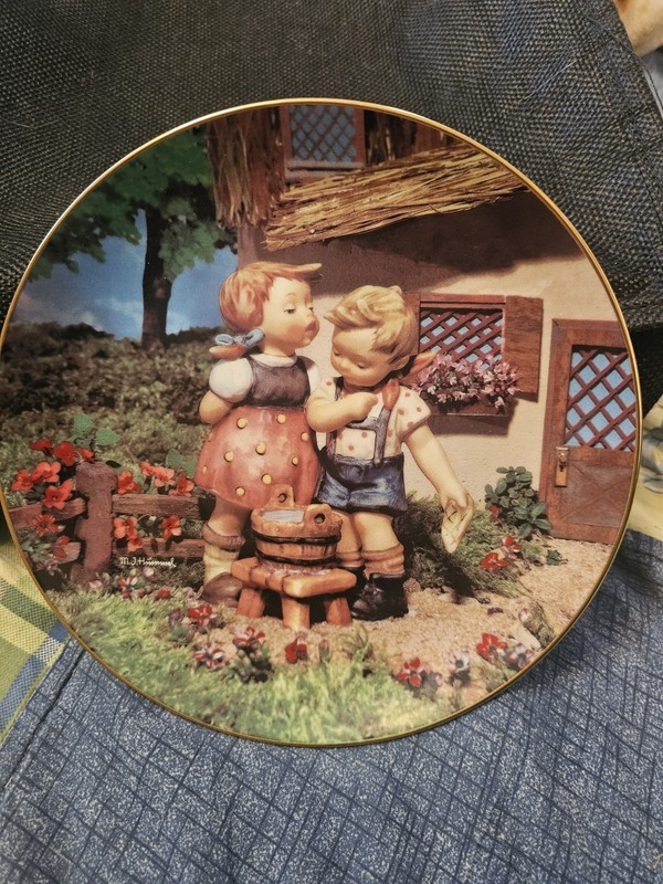 Danbury Mint M.I. Hummel Squeaky Clean Little Companions Plate Q5272 LE