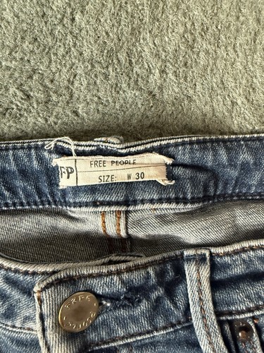 Pantalones de mezclilla ajustados Free People talla 30 lavado medio elástico botón mosca - Imagen 4 de 7