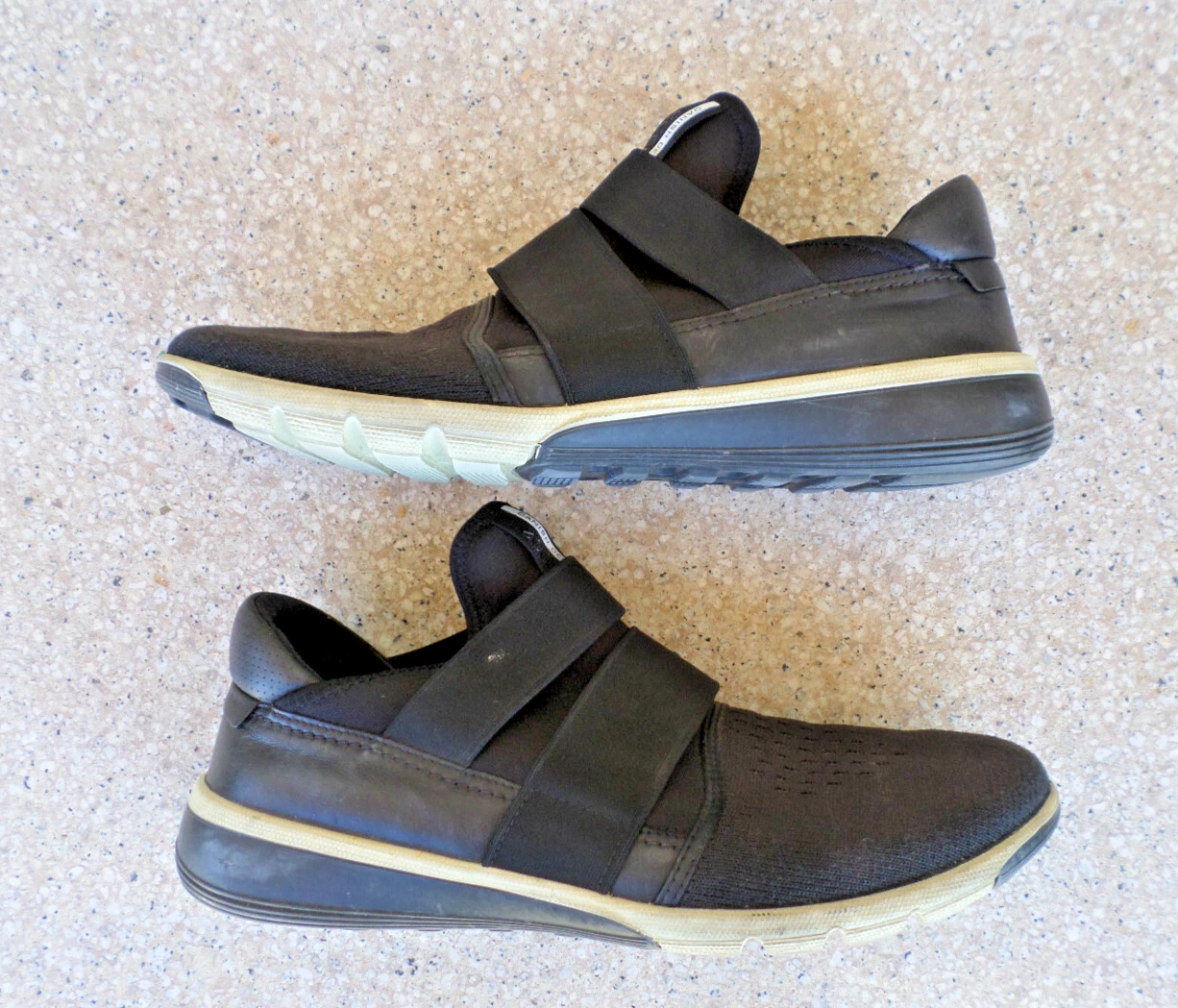 Mocassini ECCO design danese in pelle nera e rete con cinturino elastico. Uomo 11 eu 45