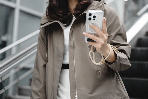 MAGEASY WRIST UNIVERSAL SMARTPHONE STRAP & STRAP CARD 6MM BEIGE - 第 2/6 張圖片