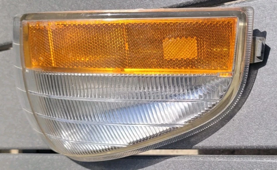 1994-1996 Chevy Lumina APV Parking/Marker Light Assembly RH 16520484 1995 - Image 3 of 4