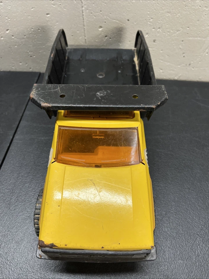 Camión de volteo Tonka vintage amarillo y negro acero prensado años 80 Foto 3 de 4
