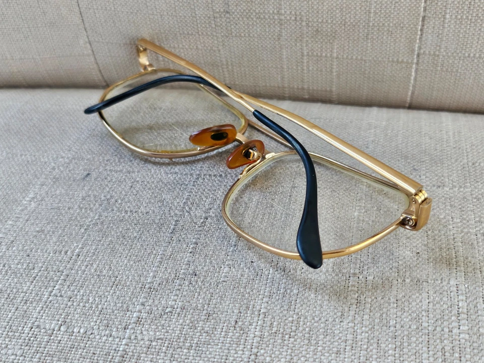 Óculos masculinos vintage Luxottica armação titânio tom dourado/preto Itália - Imagem 4 de 4