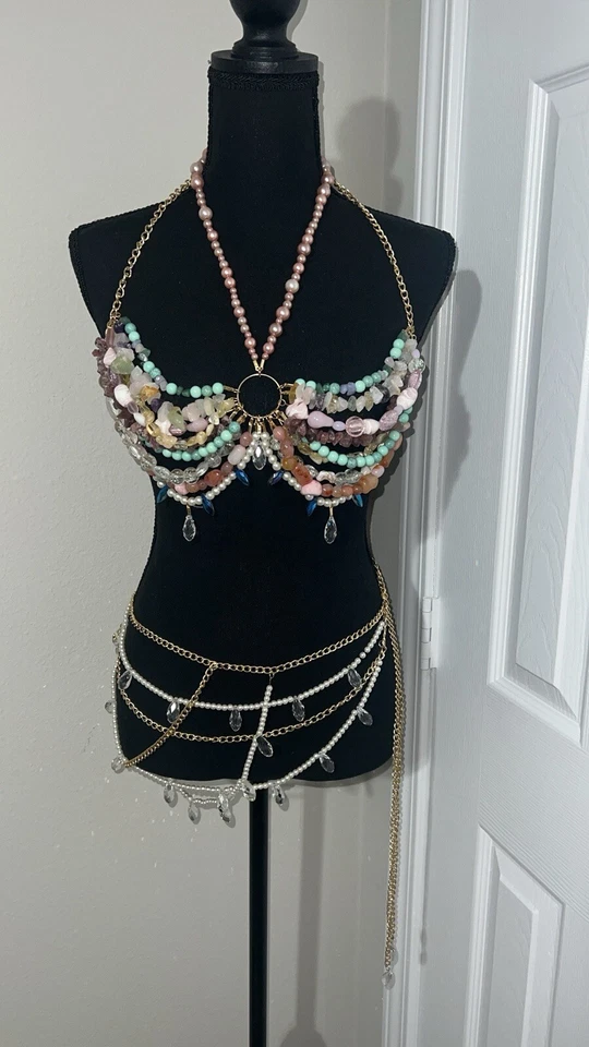 Top halter con cuentas a mano y pareo a juego Foto 2 de 4