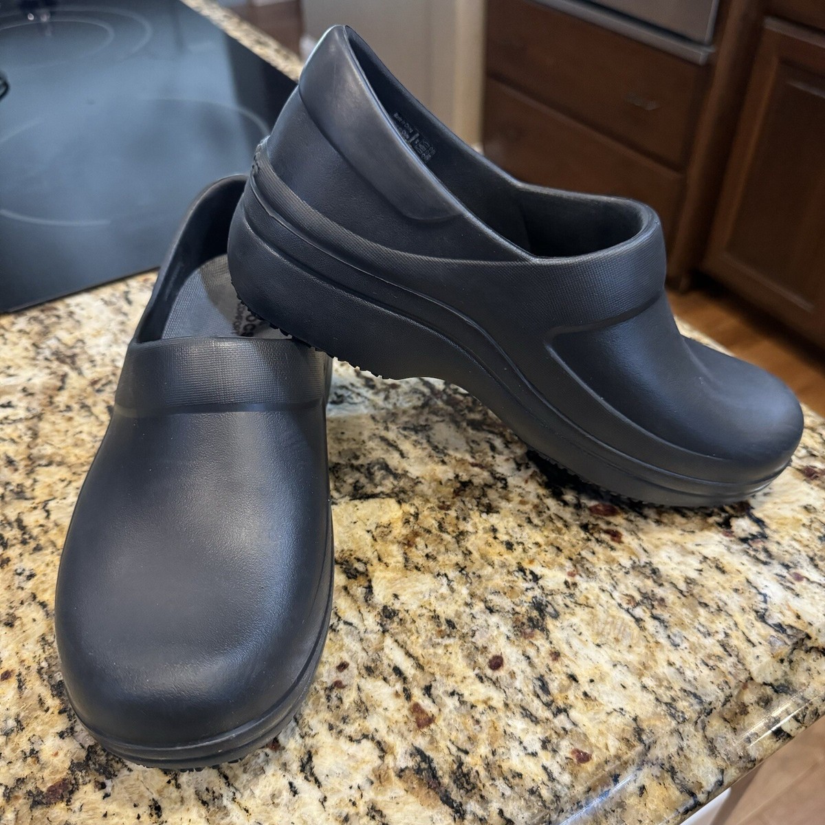 crocs dress shoes Comfortable Work for Men servers and health and service professionals Crocs Bistro Slip Resistant Clog