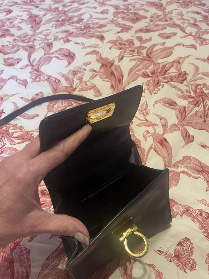 Auténtico Bolso Bandolera Salvatore Ferragamo Cuero Gancini Azul Marino Foto 4 de 4