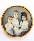 MINIATURE deb XIXe. portrait de 3 ENFANTS. SIGNATURE à déchiffrer. CERCLAGE OR.