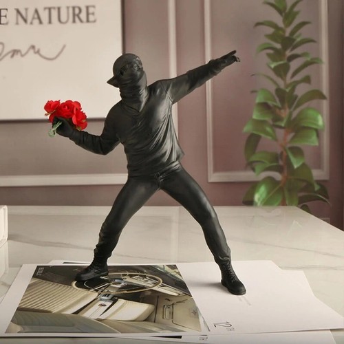 Moderne Kunst Harz Banksy Skulpturen Blume Werfer Statue Schreibtisch Bomber Dekoration - Bild 19 von 24
