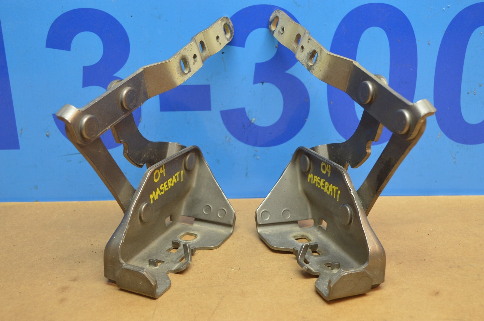 2004 M138 MASERATI GT COUPE LEFT & RIGHT HOOD BONNET HINGE HINGES PAIR