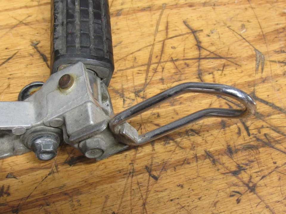 84 Honda VF 1100 S VF1100 V65 Sabre reposapiés trasero derecho pasajero clavija y montaje Foto 4 de 4