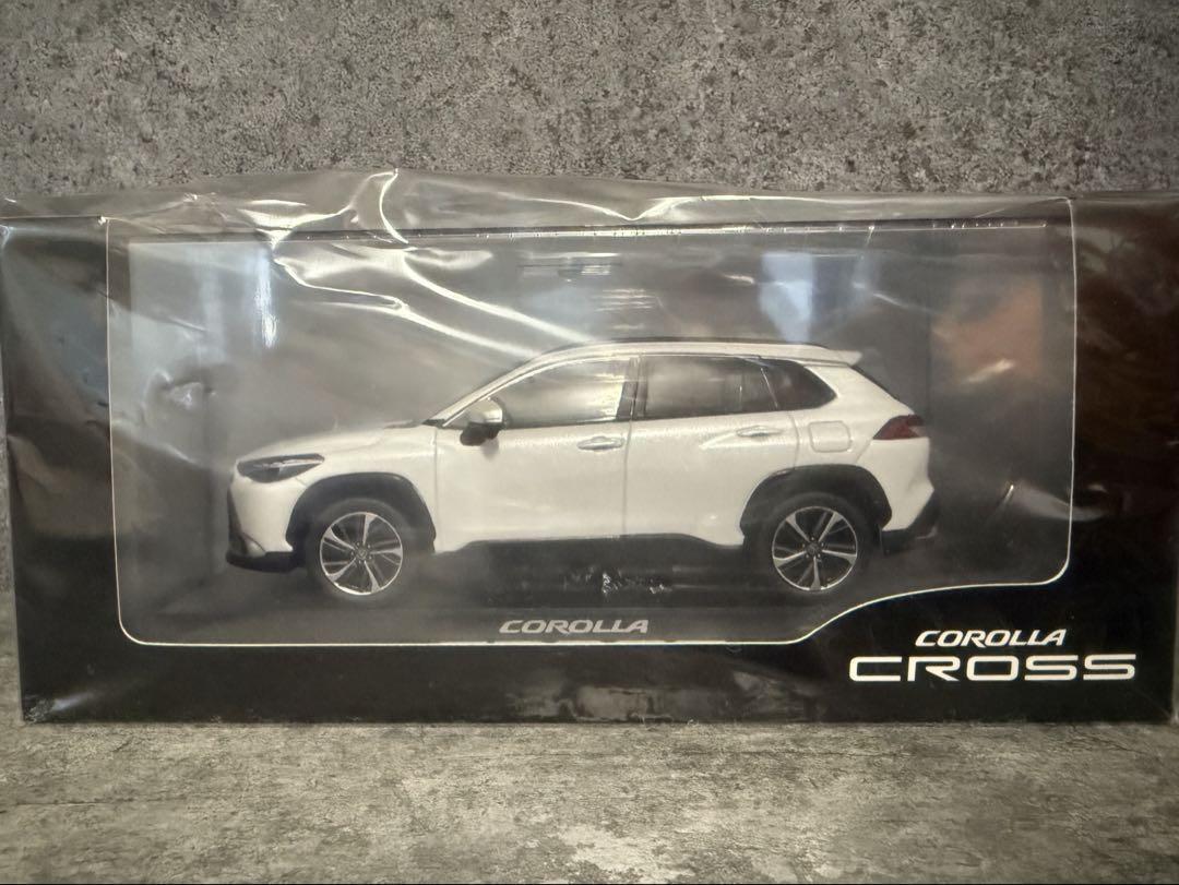 1/30COROLLA CROSS ホワイト ミニカー