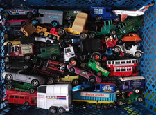 VINTAGE & SPÄTER DRUCKGUSS SPIELZEUG KONVOLUT MATCHBOX CORGI LLEDO & ANDERE AUTOS ANHÄNGER etc.