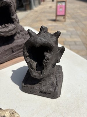 Schwarze Steinzeug Keramik Kunst Figur Skulptur. Handarbeit