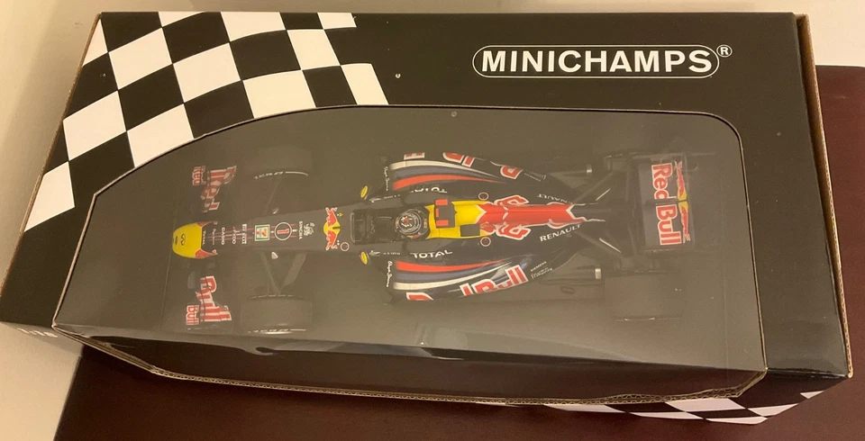 Minichamps 1/18 Redbull Racing RB7 Sebastian Vettel 2011 Japan GP Ltd Ed NRFB - Image 3 of 4
