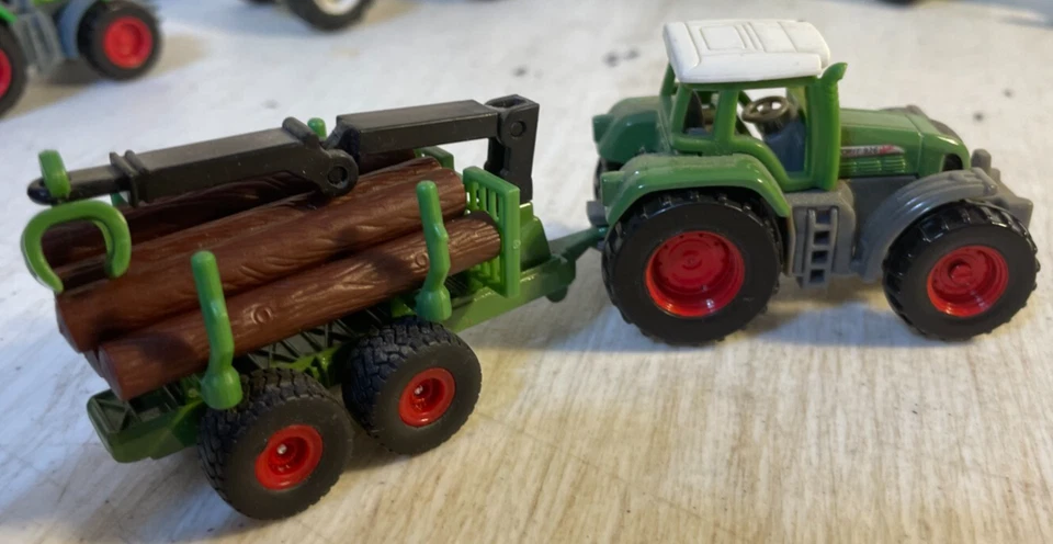 Pequeño depósito de chatarra diecast tractor verde Foto 4 de 4