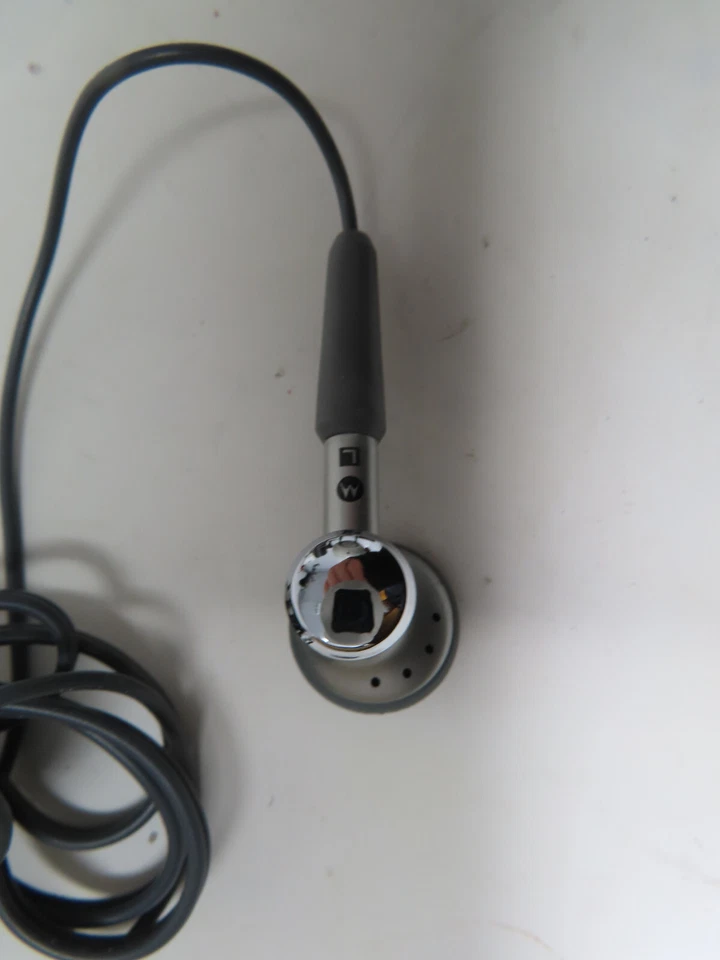 Motorola Wired Earphones Hands Free 2.5mm 3 lines Jack Headphones Stereo Headset - Image 2 of 3