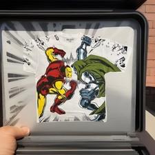 CAMISETA Iron Man Vs Dr Doom AOP Nueva Todavía En Paquete
