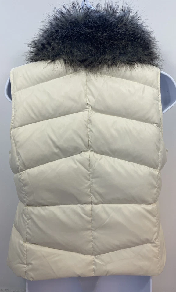Chaleco relleno de plumón marfil The Limited con cuello desmontable de piel sintética usado Foto 4 de 4