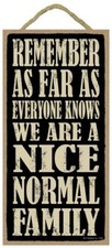 Recuerda hasta donde todo el mundo sabe que somos una Bonita Familia Normal 10"x5" Letrero 529
