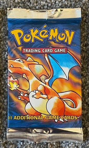 Una busta del Set Base Pokemon con Charizard sopra