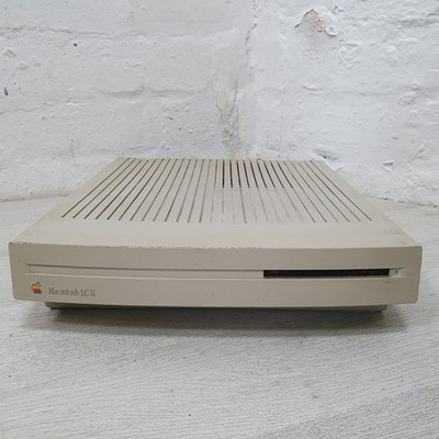 Apple Macintosh LC II Computer M1700 MONITOR NICHT INBEGRIFFEN Schaltet zufällig ein