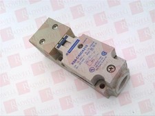 SCHNEIDER ELECTRIC XS8C40DA210 / XS8C40DA210 (NEW NO BOX)