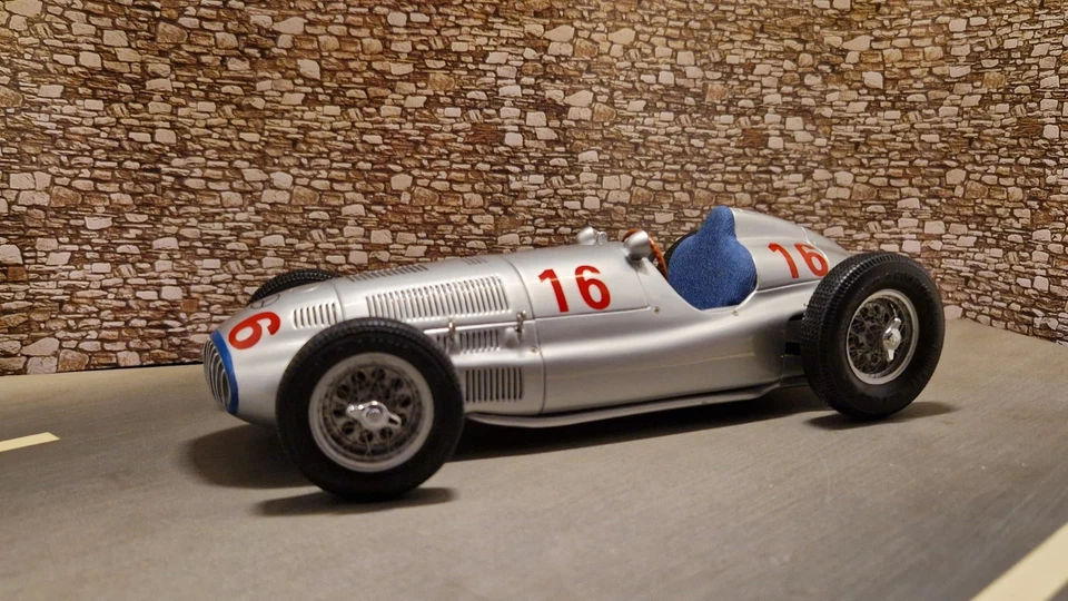 CMC M035 Mercedes-Benz W165 Tripolis 1939 Hermann Lang #16 Limited Edition 1/18  - Bild 2 von 4