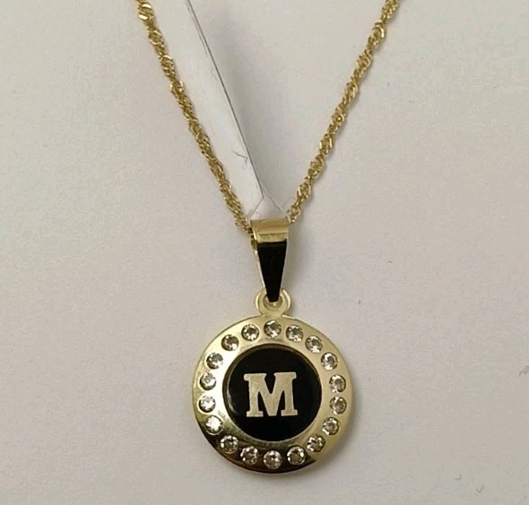 Colgante Y Cadena oro 18k 750 Mls. Inicial Con Onix Y Circonitas. Letra M
