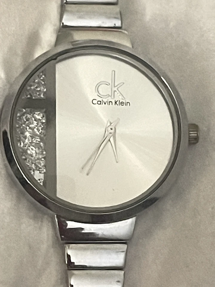 Relógio de aço inoxidável prata CK com pequeno Damond nele! - Imagem 2 de 4