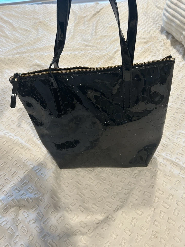Bolso de Mano Kate Spade Negro Charol | Placa con Logo Dorado | Interior Tostado | Foto 2 de 4