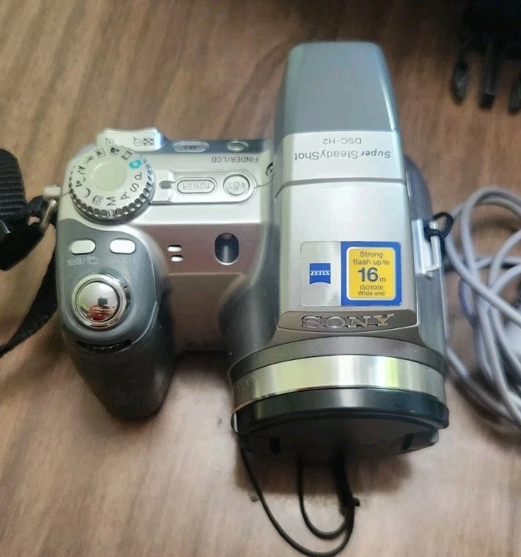 Paquete de cámara digital Sony Cyber-shot DSC-H2 6,0 MP plateada con accesorios FUNCIONA Foto 2 de 4