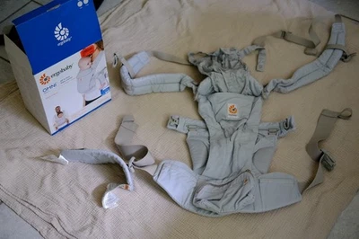 NEU - Ergobaby All-in-One Baby Omni Dream Pearl Grey SoftTouch Cotton - Bild 1 von 4