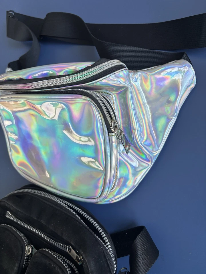 2 bolsas pequeñas. Bolso Cinturón Plateado y Bolso de H&M Negro. Foto 3 de 4